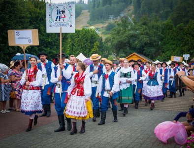 Barwny korowód z okazji TKB przeszedł przez Wisłę